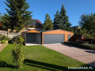 Garaż blaszany antracyt z wiatą, drewniane lamele — realizacja EVO GARAGE