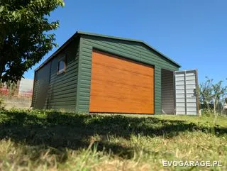 Garaż blaszany antracyt z wiatą, drewniane lamele — realizacja EVO GARAGE