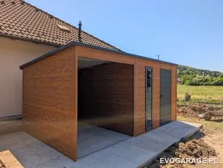 Garaż blaszany antracyt z wiatą, drewniane lamele — realizacja EVO GARAGE