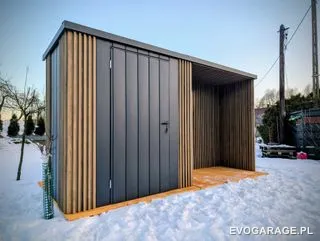 Garaż blaszany antracyt z wiatą, drewniane lamele — realizacja EVO GARAGE