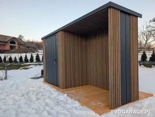 Garaż blaszany antracyt z wiatą, drewniane lamele — realizacja EVO GARAGE