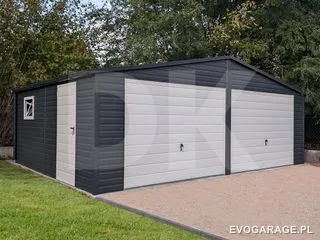 Garaż blaszany biało antracytowy dwustanowiskowy, brama uchylna — realizacja EVO GARAGE