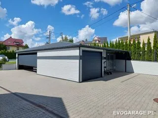 Garaż blaszany biało antracytowy dwustanowiskowy, dach kopertowy — realizacja EVO GARAGE