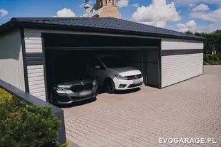 Garaż blaszany biało antracytowy dwustanowiskowy, dach kopertowy — realizacja EVO GARAGE