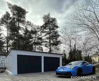 Garaż blaszany biało antracytowy dwustanowiskowy — realizacja EVO GARAGE