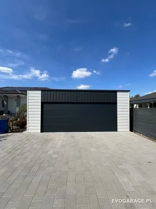 Garaż blaszany biało antracytowy dwustanowiskowy — realizacja EVO GARAGE