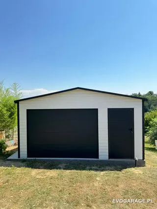Garaż blaszany biało antracytowy dwustanowiskowy — realizacja EVO GARAGE