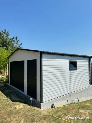 Garaż blaszany biało antracytowy dwustanowiskowy — realizacja EVO GARAGE