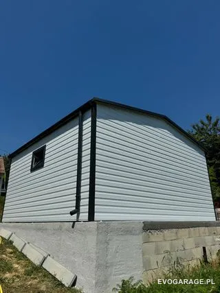 Garaż blaszany biało antracytowy dwustanowiskowy — realizacja EVO GARAGE