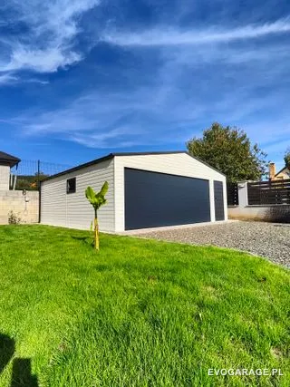 Garaż blaszany biało antracytowy dwustanowiskowy — realizacja EVO GARAGE