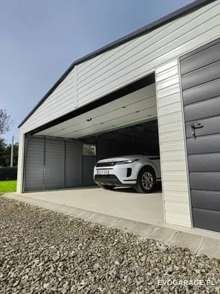 Garaż blaszany biało antracytowy dwustanowiskowy — realizacja EVO GARAGE
