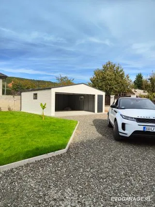 Garaż blaszany biało antracytowy dwustanowiskowy — realizacja EVO GARAGE
