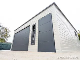 Garaż blaszany biało antracytowy dwustanowiskowy — realizacja EVO GARAGE