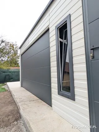 Garaż blaszany biało antracytowy dwustanowiskowy — realizacja EVO GARAGE