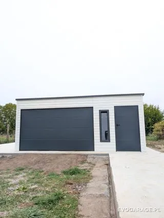 Garaż blaszany biało antracytowy dwustanowiskowy — realizacja EVO GARAGE