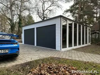 Garaż blaszany biało antracytowy dwustanowiskowy, przeszklenia — realizacja EVO GARAGE