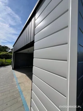 Garaż blaszany biało antracytowy — realizacja EVO GARAGE
