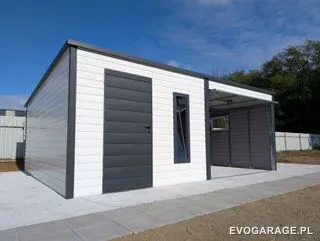 Garaż blaszany biało antracytowy z wiatą — realizacja EVO GARAGE