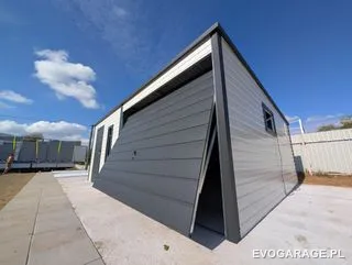 Garaż blaszany biało antracytowy z wiatą — realizacja EVO GARAGE