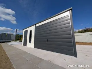 Garaż blaszany biało antracytowy z wiatą — realizacja EVO GARAGE