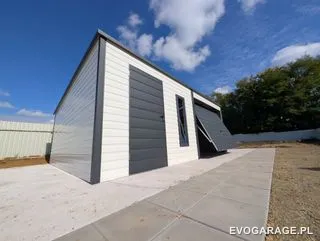 Garaż blaszany biało antracytowy z wiatą — realizacja EVO GARAGE