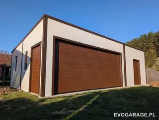 Garaż blaszany biały dwustanowiskowy, brama drewnopodobna — realizacja EVO GARAGE