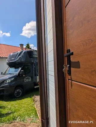 Garaż blaszany biały jednostanowiskowy — realizacja EVO GARAGE