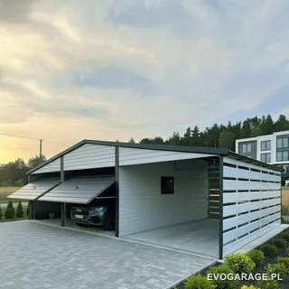 Garaż blaszany biały z wiatą, brama uchylna — realizacja EVO GARAGE