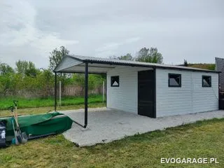 Garaż blaszany biały z wiatą — realizacja EVO GARAGE