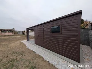 Garaż blaszany brązowy z wiatą — realizacja EVO GARAGE