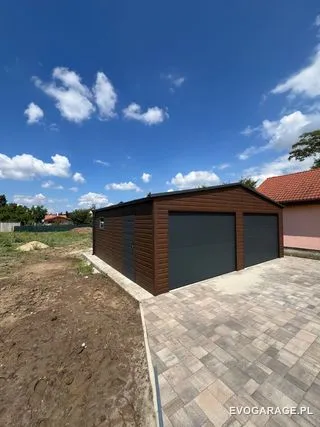 Garaż blaszany drewnopodobny ciemny orzech dwustanowiskowy, brama antracytowa — realizacja EVO GARAGE