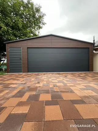 Garaż blaszany drewnopodobny ciemny orzech dwustanowiskowy, brama antracytowa — realizacja EVO GARAGE