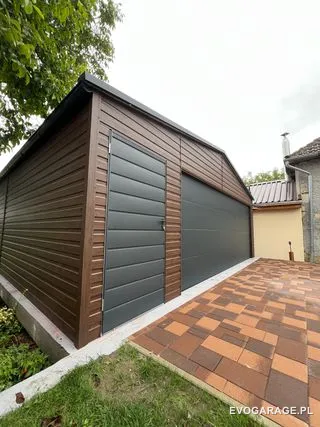 Garaż blaszany drewnopodobny ciemny orzech dwustanowiskowy, brama antracytowa — realizacja EVO GARAGE