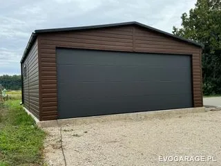 Garaż blaszany drewnopodobny ciemny orzech dwustanowiskowy, brama antracytowa — realizacja EVO GARAGE