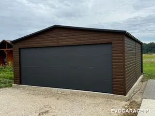 Garaż blaszany drewnopodobny ciemny orzech dwustanowiskowy, brama antracytowa — realizacja EVO GARAGE