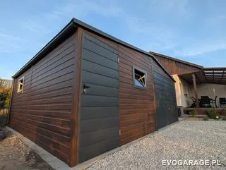 Garaż blaszany drewnopodobny ciemny orzech dwustanowiskowy, brama antracytowa — realizacja EVO GARAGE