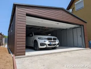 Garaż blaszany drewnopodobny ciemny orzech dwustanowiskowy, brama roletowa — realizacja EVO GARAGE