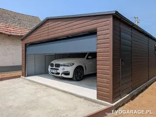 Garaż blaszany drewnopodobny ciemny orzech dwustanowiskowy, brama roletowa — realizacja EVO GARAGE