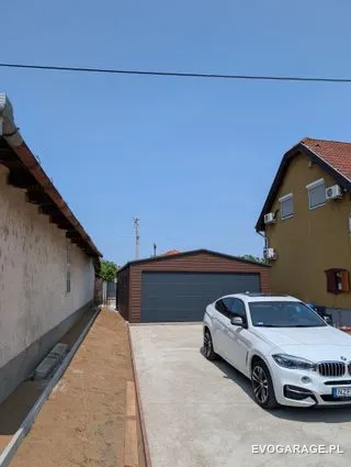 Garaż blaszany drewnopodobny ciemny orzech dwustanowiskowy, brama roletowa — realizacja EVO GARAGE