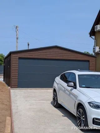 Garaż blaszany drewnopodobny ciemny orzech dwustanowiskowy, brama roletowa — realizacja EVO GARAGE