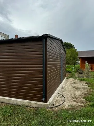 Garaż blaszany drewnopodobny ciemny orzech dwustanowiskowy — realizacja EVO GARAGE