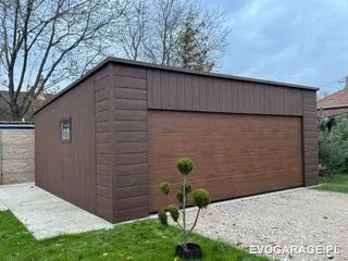 Garaż blaszany drewnopodobny ciemny orzech dwustanowiskowy — realizacja EVO GARAGE