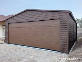 Garaż blaszany drewnopodobny ciemny orzech dwustanowiskowy — realizacja EVO GARAGE