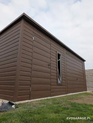 Garaż blaszany drewnopodobny ciemny orzech jednostanowiskowy — realizacja EVO GARAGE