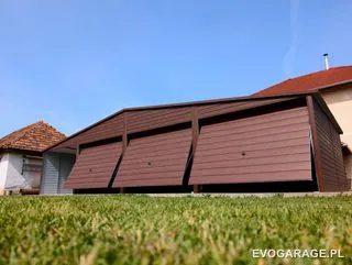 Garaż blaszany drewnopodobny ciemny orzech wielostanowiskowy, brama uchylna — realizacja EVO GARAGE