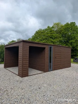 Garaż blaszany drewnopodobny ciemny orzech z wiatą — realizacja EVO GARAGE