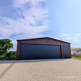 Garaż blaszany drewnopodobny orzech dwustanowiskowy, brama antracytowa — realizacja EVO GARAGE