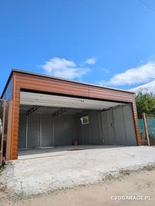 Garaż blaszany drewnopodobny orzech dwustanowiskowy, brama roletowa — realizacja EVO GARAGE