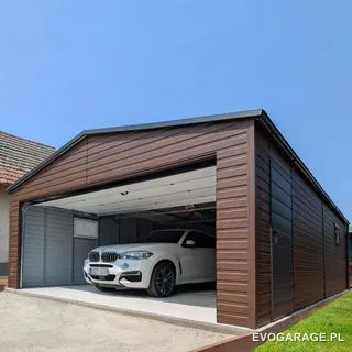 Garaż blaszany drewnopodobny orzech dwustanowiskowy — realizacja EVO GARAGE