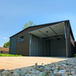 Garaż blaszany drewnopodobny orzech jednospadowy, brama uchylna — realizacja EVO GARAGE